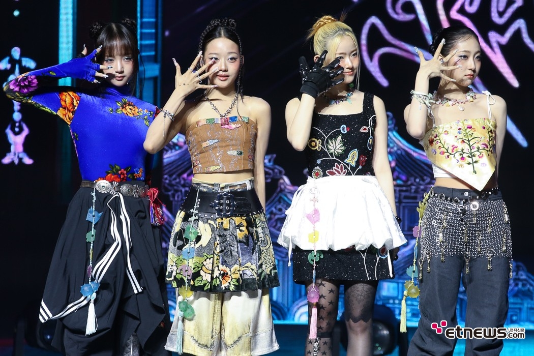 [ET포토] 비비업, '시선강탈하는 네일아트'