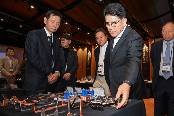 현대차·기아가22일 경기도 화성시 롤링힐스 호텔에서 협력사 관계자들과 '2025 R&D 협력사 테크 데이(Tech Day)'를 개최했다. 양희원 현대차·기아 R&D본부장  사장이 신기술 전시물을 살펴보고 있는 모습.