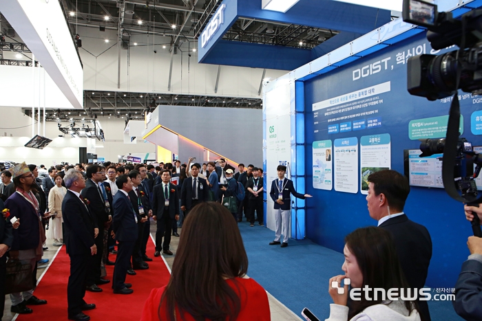 DGIST가 FIX 2025에 참가해 기관 성과를 선보이고 있다