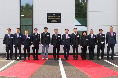 22일 경기 이천 자동차기술연구소에서 허창언 보험개발원장(왼쪽 여섯번째) 민 관계자들이 준공식 기념촬영을 하고 있다.(사진=보험개발원)