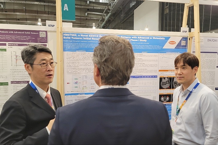 김범석 서울대병원 혈액종양내과 교수(사진 왼쪽 첫 번째)와 이동준 한미약품 ONCO임상팀 선임연구원(왼쪽 세 번째)이 19일(현지시각) 독일 베를린에서 열린 유럽종양학회 ESMO 2025에서 차세대 표적항암 혁신신약으로 개발 중인 HM97662의 임상 1상 연구 내용을 참석자에게 설명하고 있다.(사진=한미약품)