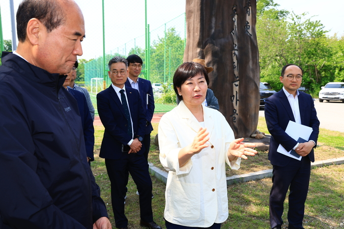 송미령 농림축산식품부 장관이 지난 5월 경상북도 상주시 청리면 덕산리에서 추진 중인 농촌공간정비사업 현장을 점검했다. (사진=농림축산식품부)