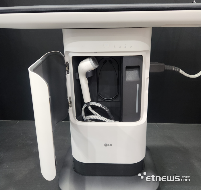 시스템아이어닝 액티브 스타일링 보드  아래 기둥에 고압 스팀다리미와 핸디 스티머를 보관할 수 있는 공간이 마련돼있다. (사진=김신영 기자)