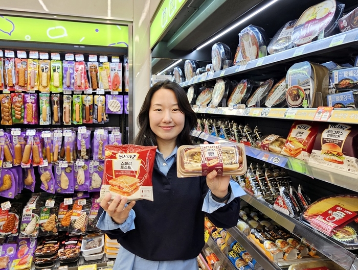 모델이 하인즈 콜라보 간편식 시리즈를 소개하고 있다.