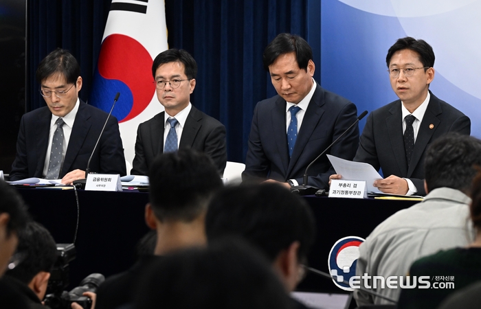 배경훈 부총리 겸 과학기술정보통신부 장관이 22일 서울 종로구 정부서울청사에서 범부처 정보보호 종합대책을 발표하고 있다. 정부는 최근 일련의 해킹사고를 심각한 위기 상황으로 인식하고 범정부 차원의 유기적인 대응체계를 즉시 가동한다. 국가안보실을 중심으로 즉시 실행할 수 있는 단기과제 위주의 범부처 정보보호 종합 대책을 수립하고 이후 중장기 과제를 망라하는 '국가 사이버안보 전략'을 연내 수립할 계획이다. 왼쪽부터 이용석 행정안전부 디지털정부혁신실장, 신진창 금융위원회 사무처장, 김창섭 국가정보원 제3차장, 배 부총리. 이동근기자 foto@etnews.com