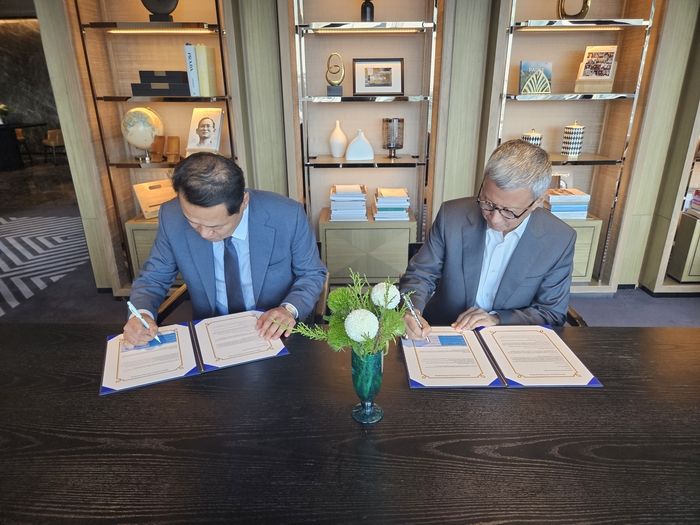 박희준 원세이버스 대표이사(왼쪽)와  피몰 시리컨 TCM Corporation 회장이 계약서에 서명하고 있다.  (사진제공=원세이버스)
