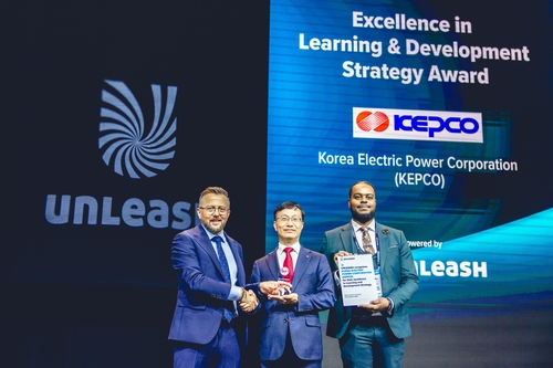 윤여일 한국전력 인사처장(가운데)이 프랑스 파리에서 열린 언리시 월드에서 상을 수상한 후 관계자들과 기념촬영했다. [자료:한국전력]