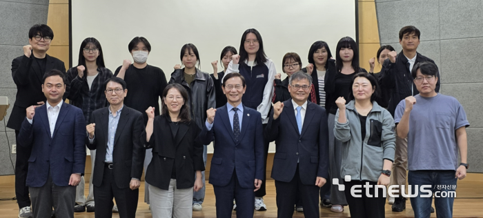 협성대가 최근 이공관 국제회의장에서 '지식에서 가치로: 대학 특허 활용 전략 세미나'를 열고 기념 촬영했다.