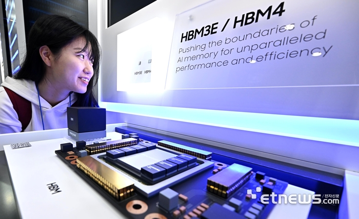 제27회 반도체대전이 22일 서울 강남구 코엑스에서 열렸다. 참관객이 삼성전자의 6세대 고대역폭 메모리 'HBM4'를 살펴보고 있다.  이동근기자 foto@etnews.com