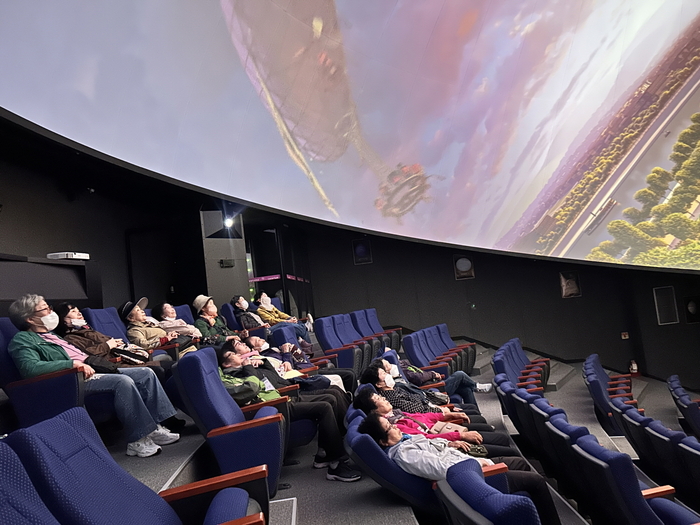 어르신들이 천체투영관을 관람하고 있다.