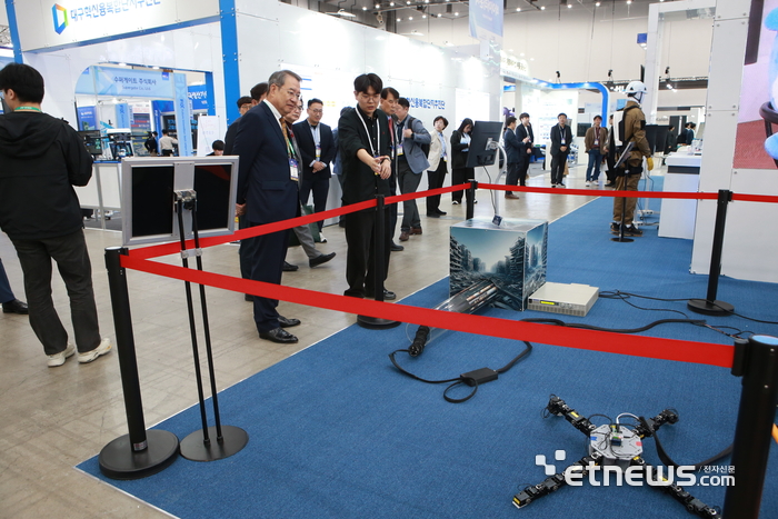 DGIST 이건우 총장이 연구성과 시연을 참관하고 있다