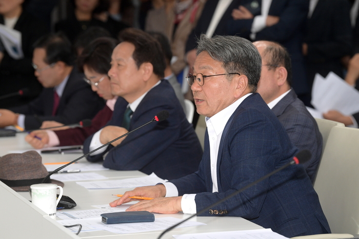 강기정 광주시장이 21일 오후 시청 중회의실에서 광주 지역 각계각층 대표들과 광주미래산업 비상회의를 하고 있다.