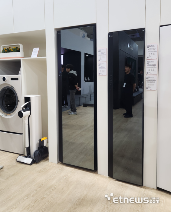 LG전자 3벌형 스타일러 신제품(오른쪽) (사진=김신영 기자)