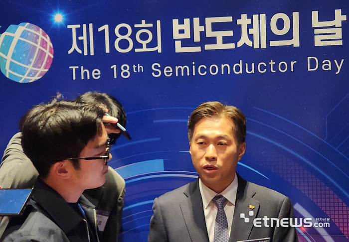 곽노정 SK하이닉스 사장이 22일 서울 그랜드 인터컨티넨탈 파르나스 호텔에서 열린 '제18회 반도체의 날' 기념식에서 취재진 질문에 답하고 있다. (사진=이호길 기자)