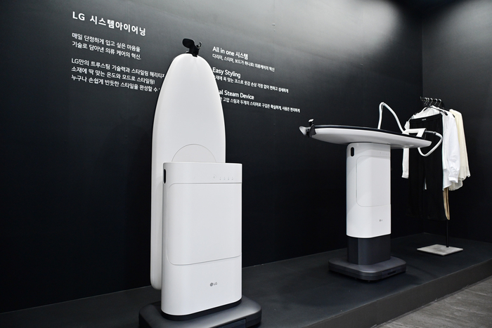 LG전자가 KES 2025(한국전자전)에서 고압 스팀 다리미와 핸디 스티머, 액티브 스타일링 보드를 탑재한 올인원 제품을 공개했다.