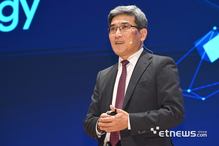 한국반도체산업협회가 주최한 제27회 반도체대전이 22일 서울 강남구 코엑스에서 사흘 일정으로 열렸다. 송재혁 삼성전자 CTO가 '시너지를 통한 반도체 혁신'을 주제로 키노트 발표를 하고 있다. 김민수기자 mskim@etnews.com