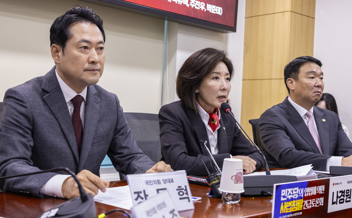 국민의힘 나경원 의원이 22일 국회에서 열린 민주당의 입법에 의한 '사법침탈' 긴급 토론회에서 발언하고 있다. 연합뉴스