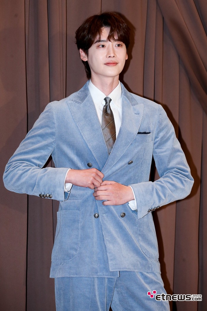 [ET포토] 이종석, '버튼 단정하게 잠그고'