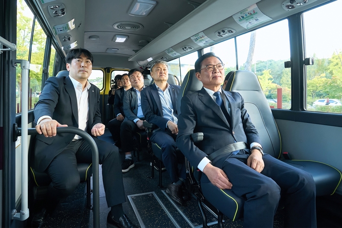 22일 김석필 천안시장 권한대행 부시장(오른족) 등이 자율주행버스에 탑승해 시승 체험을 하고 있다