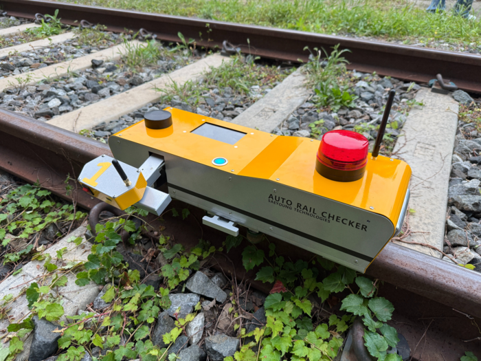 홍지영 철도연 박사팀이 개발하고, 새영테크놀로지에서 제작한 작업자 방호용 열차 검지 로봇 시제품이 레일 측면 센서를 부착, 회수하고 있다.