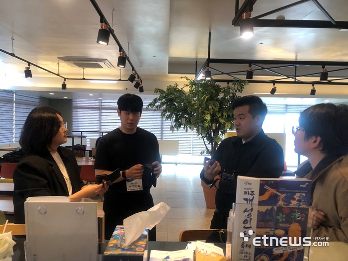 각 창사 입교생들이 네트워킹 시간을 가지고 있다.