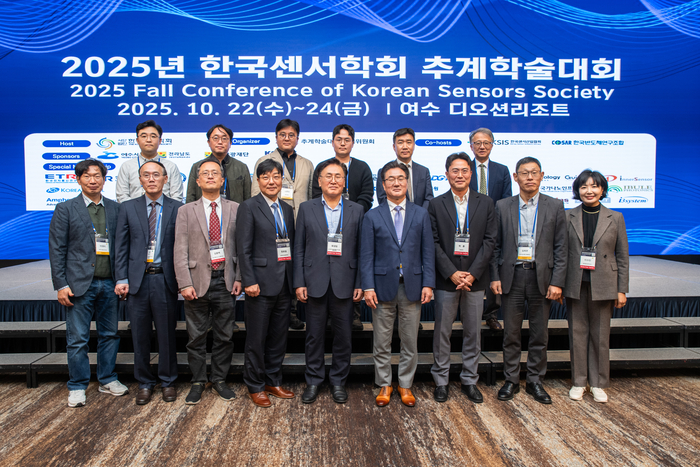 (아래 왼쪽부터)이대식 한국전자통신연구원 책임연구원, 허신 추계학술대회 조직위원장, 김종백 마이크로나노칩학회 회장, 정효일 한국바이오칩학회 회장, 유상임 과학기술정보통신부 전 장관, 이우영 한국센서학회 회장, 위훈 삼성전자 부사장, 김희연 나노종합기술원 책임연구원, 이수민한국센서연구소 대표 등 참석자가 기념사진을 촬영했다. (한국센서학회 제공)