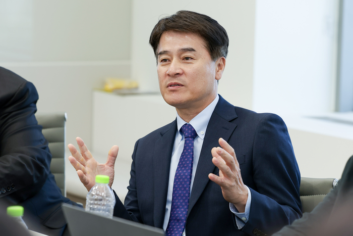 김형욱 한국리미니스트리트 지사장이 23일 삼성동 무역센터 한국지사 사무실에서 가진 기자간담회에서 질문에 답하고 있다. 한국리미니스트리트 제공