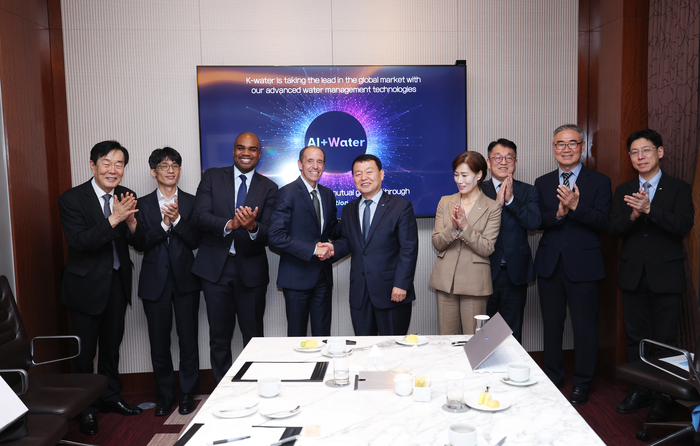 윤석대 한국수자원공사 사장(왼쪽에서 다섯 번째)이 23일 서울 웨스틴 조선 호텔에서 크리스 리헤인 오픈AI 글로벌 대외협력 최고책임자(왼쪽에서 네 번째)를 만나 AI 기반 물관리 혁신을 위한 협력을 논의했다. 사진출처 : 수공