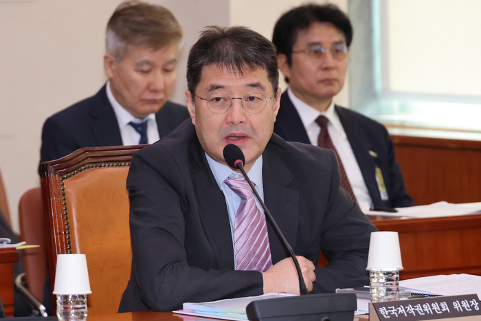 강석원 한국저작권위원장이 23일 국회 문화체육관광위원회에서 열린 한국콘텐츠진흥원, 한국저작권위원회 등에 대한 국정감사에서 위원 질의에 답하고 있다. (연합뉴스)