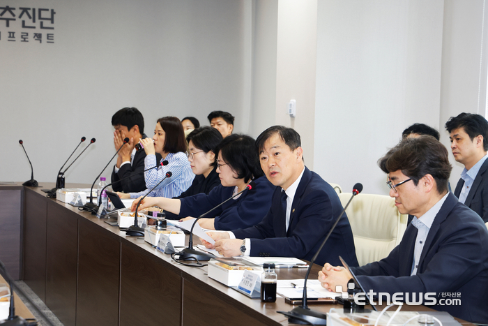 23일 이형훈 보건복지부 제2차관이 보건안보 분야 R&D 추진 현황을 점검하는 간담회를 주재하고 있다.