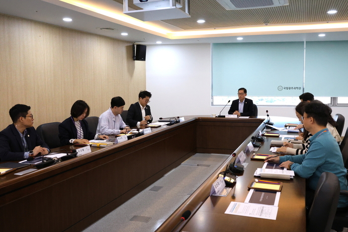 국립광주과학관은 23일 최근 국가정보자원관리원 화재와 관련해 과학관내 주요 시설 및 정보보안 관리 실태에 대한 점검 회의를 개최했다.