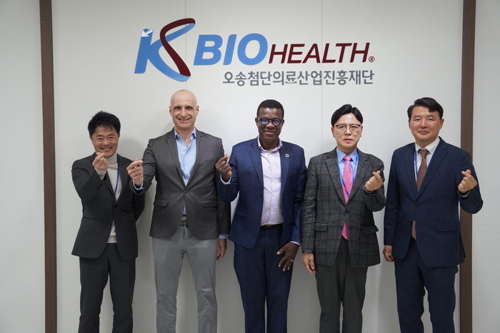 첨단의료산업진흥재단(KBIOHealth)는 한국을 찾은 미국  바이오 헬스 기술이전·창업 지원기관 존스홉킨스테크놀로지벤처스(JHTV)와 글로벌 기술 이전·임상 협력 확대 방안을 논의했다. 이명수 오송첨단의료산업진흥재단 이사장(오른쪽 두번째)과 JHTV 관계자가 기념촬영했다.