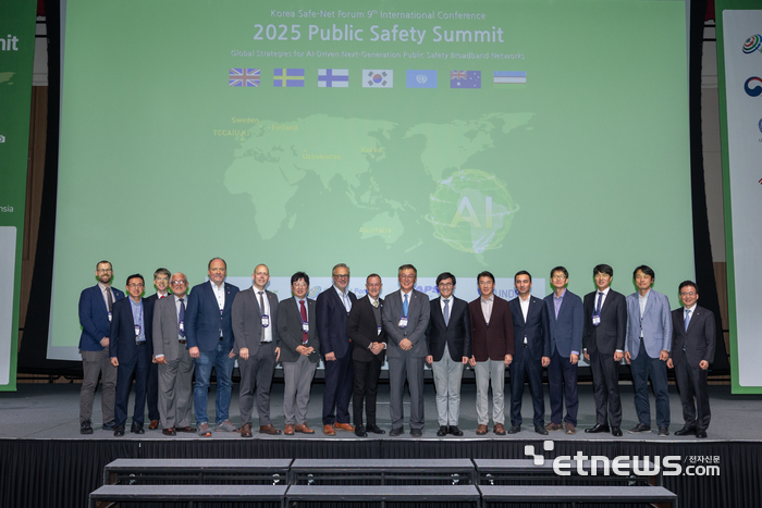 공공안전통신망포럼은 23일 인천 송도 컨벤시아에서 '2025 공공안전 서밋(Public Safety Summit)'을 개최했다. 이날 서밋에 참석한 국내외 재난 관계자들이 기념 촬영을 하고 있다.