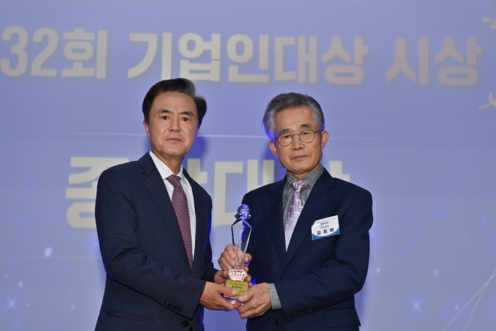 올해 충청남도 기업인 대상 종합 대상을 차지한 김정배 한도 대표(오른쪽)와 김태흠 충남지사가 시상식 후 기념촬영했다.