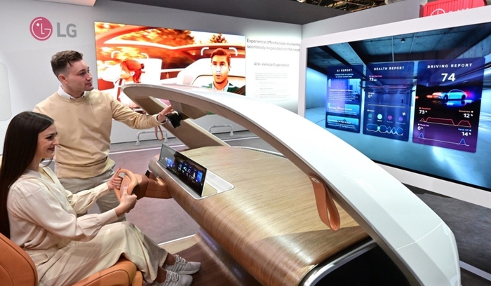 LG 알파웨어가 적용된 인캐빈 센싱 솔루션을 체험하는 모습.