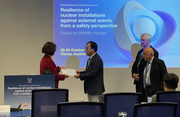 김민규 한국원자력연구원 박사는 국제원자력기구 IAEA로부터 공로상을 수상했다.