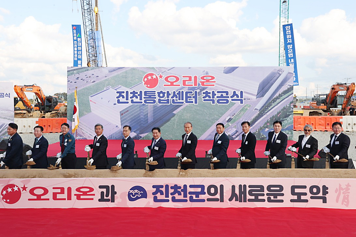 왼쪽 다섯번째부터 이복원 충청북도 경제부지사, 송기섭 진천군수, 허인철 오리온그룹 부회장, 이승준 오리온 대표