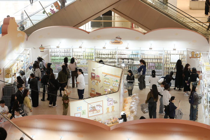 네이버웹툰이 제 2회 '월드 웹툰 페스티벌'에 참가해 팝업스토어와 체험 부스를 운영했다고 23일 밝혔다. '마루는 강쥐' 팝업스토어.