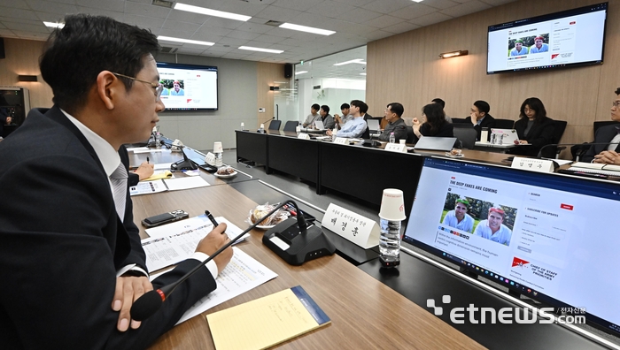 [포토] 딥페이크 탐지 시연 살펴보는 배경훈 장관
