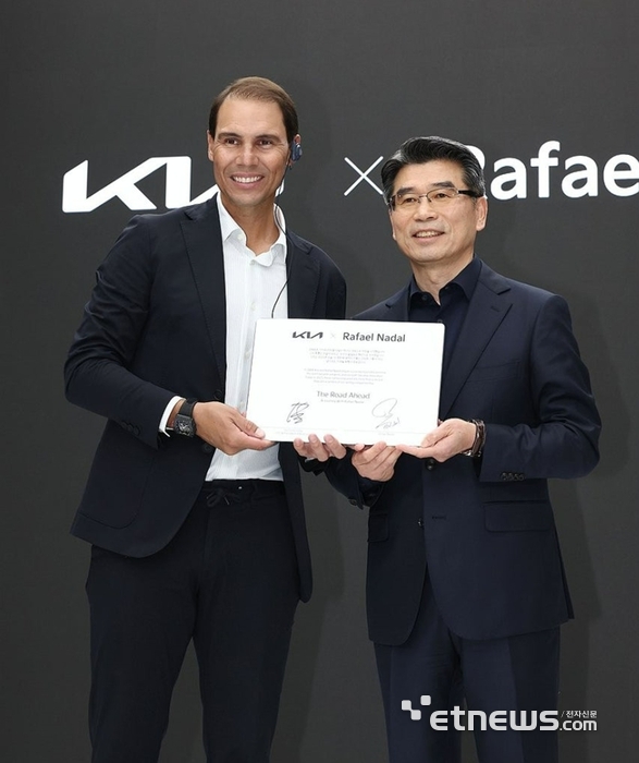 송호성 기아 사장(오른쪽)과 라파엘 나달이 '기아 언플러그드 그라운드'에서 열린 파트너십 연장 조인식에서 기념 촬영을 하고 있다.