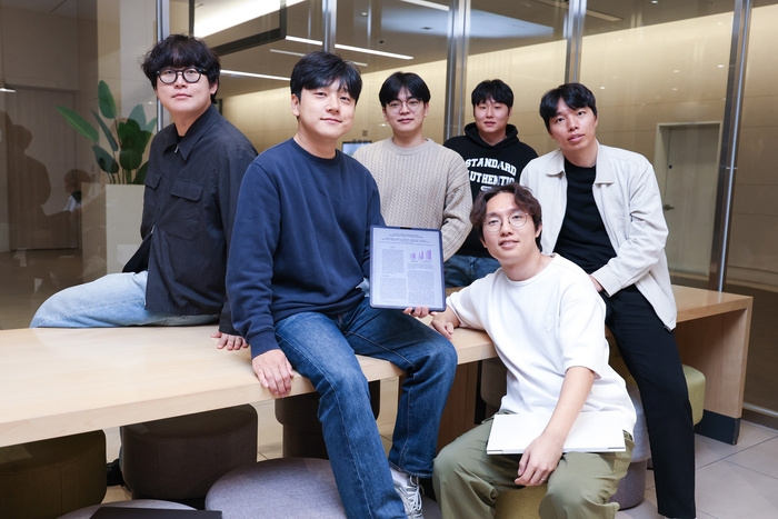 이번 논문 집필에 참여한 LG유플러스 구성원들.