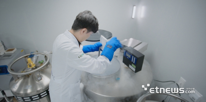 이대혈액암병원이 최근 'CAR-T 세포 치료'가 가능한 세포·유전자 처리센터를 개설하고 본격 운영에 나섰다.