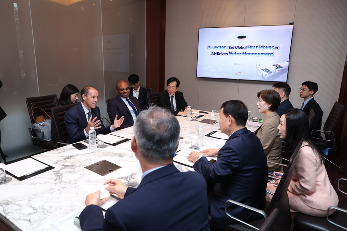 윤석대 한국수자원공사 사장이 23일 크리스 리헤인 오픈AI 글로벌 대외협력 최고책임자와 AI 기반 물관리 혁신을 위한 협력을 논의했다. 사진출처: 수공