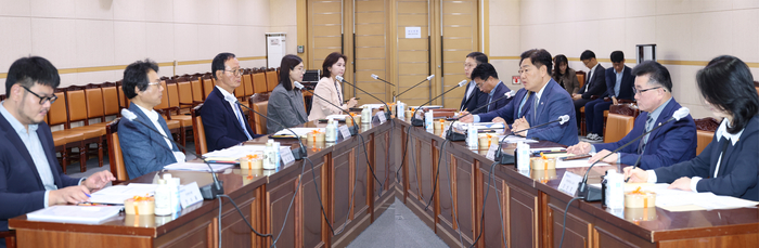 전북자치도는 23일 도청 중회의실에서 위원회 제1차 회의를 개최하고 새로운 시작을 알렸다. 이 자리에는 김관영 지사를 비롯해 윤석진 한국과학기술연구원( KIST) 전 원장 등 산·학·연·관 전문가로 구성된 위촉위원이 함께했다.