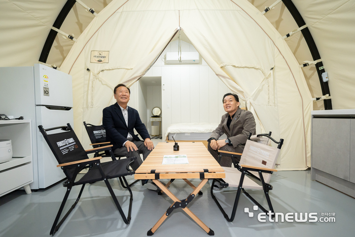 이재준 수원시장(오른쪽)과 박현국 봉화군수가 22일 청량산에 개장한 수원캠핑장에서 기념 촬영했다.