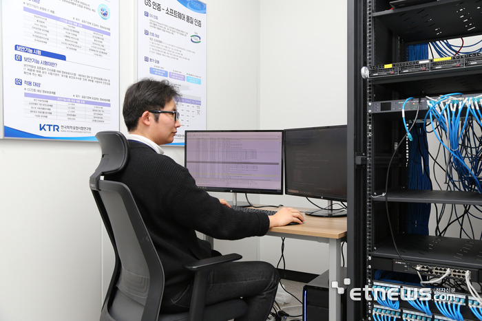 KTR 연구원이 소프트웨어 분야 시험 중인 모습