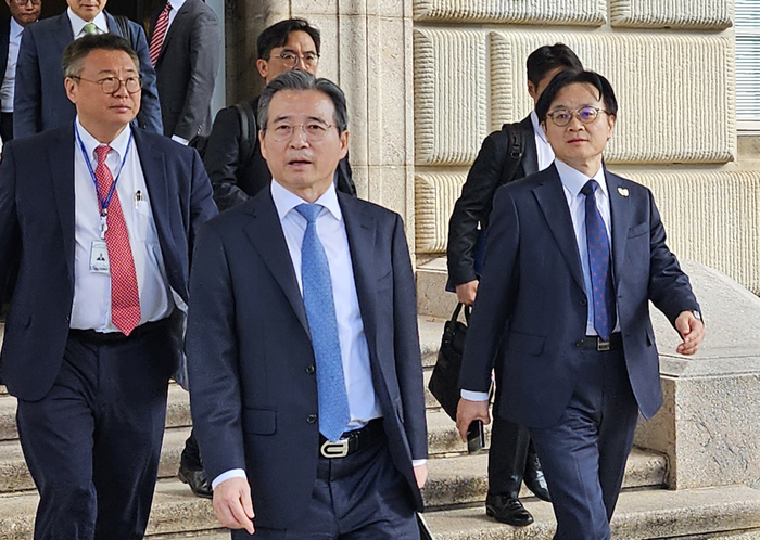 러트닉 만나고 나오는 한국 측 협상단     (워싱턴=연합뉴스) 홍정규 특파원 = 한미가 22일(현지시간) 워싱턴DC에서 무역 합의를 최종 도출하기 위한 막바지 협상을 벌였다.     김용범 대통령실 정책실장이 22일(현지시간) 김정관 산업통상부 장관과 함께 미국 워싱턴 DC에 있는 미 상무부 청사에서 하워드 러트닉 상무장관과 만난 뒤 나서고 있다. 2025.10.23     zheng@yna.co.kr (끝)