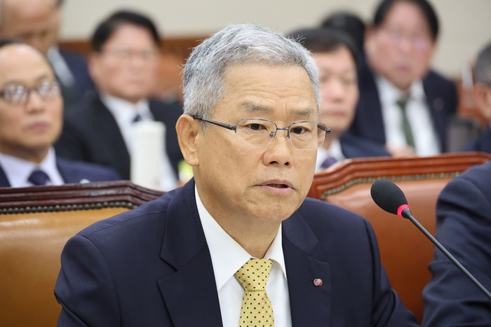 김동철 한국전력공사 사장이 23일 서울 여의도 국회에서 열린 기후에너지환경노동위원회 국정감사에서 의원 질의에 답하고 있다. 연합뉴스.