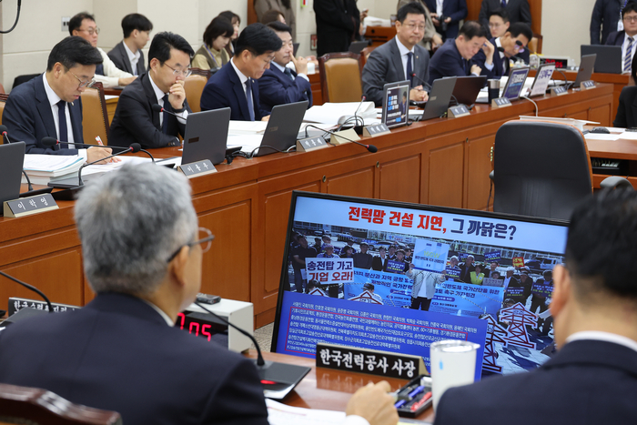 김동철 한국전력공사 사장이 23일 서울 여의도 국회에서 열린 기후에너지환경노동위원회 국정감사에서 의원 질의에 답하고 있다. 연합뉴스.