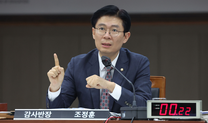 국민의힘 조정훈 의원이 국회 교육위원회의 국정감사에서 질의하고 있다. 연합뉴스